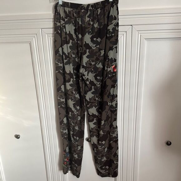 Avani Del Amour Green Camo Print Pants with Relaxed Fit and Floral Embroidery - Picture 5 of 7
